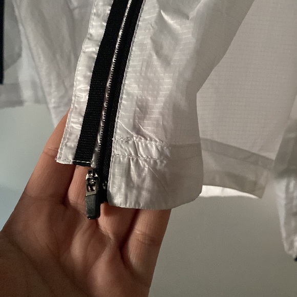 Queen’s University Light-weight white running jacket - Size Medium Women - Picture 2 of 6